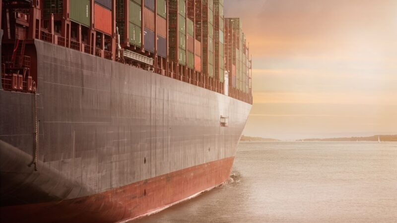 Tàu container chở hàng xuất khẩu, minh họa thời điểm xác định thuế GTGT và doanh thu tính thuế TNDN