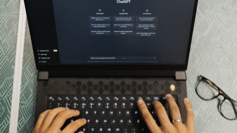 Người dùng làm việc trên laptop mở ChatGPT, minh họa chi phí mua dịch vụ AI của nhà cung cấp nước ngoài